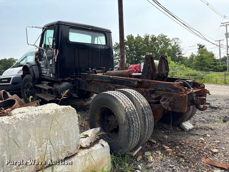 image for item ET8663 1990 International 4900 truck cab and chassis