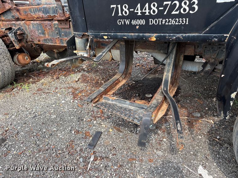 image for item ET8663 1990 International 4900 truck cab and chassis