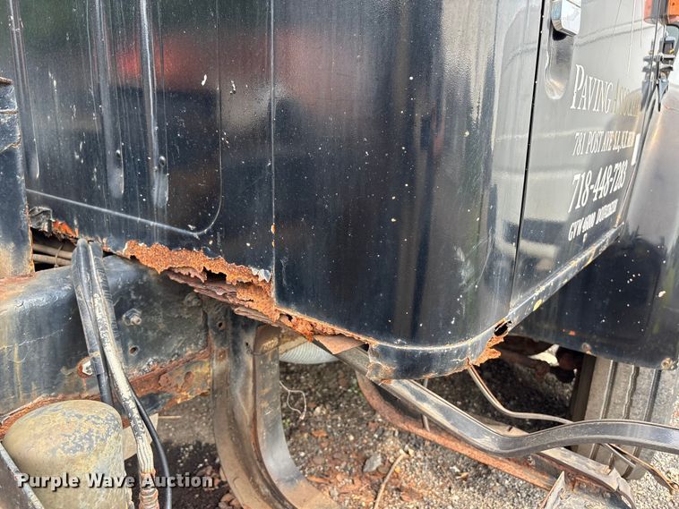 image for item ET8663 1990 International 4900 truck cab and chassis