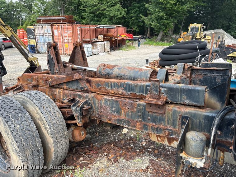 image for item ET8663 1990 International 4900 truck cab and chassis