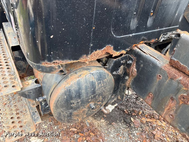 image for item ET8663 1990 International 4900 truck cab and chassis