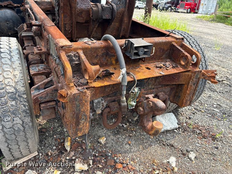 image for item ET8663 1990 International 4900 truck cab and chassis