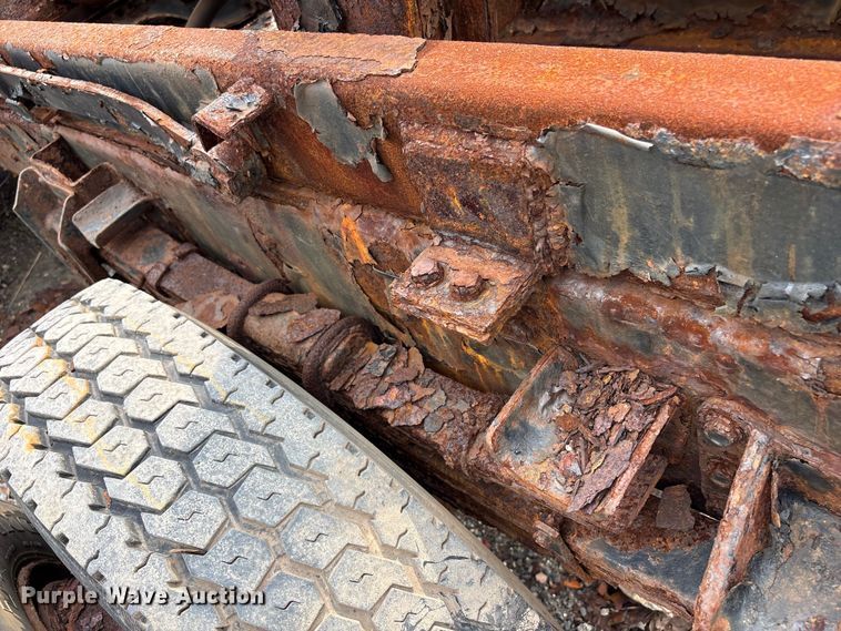 image for item ET8663 1990 International 4900 truck cab and chassis