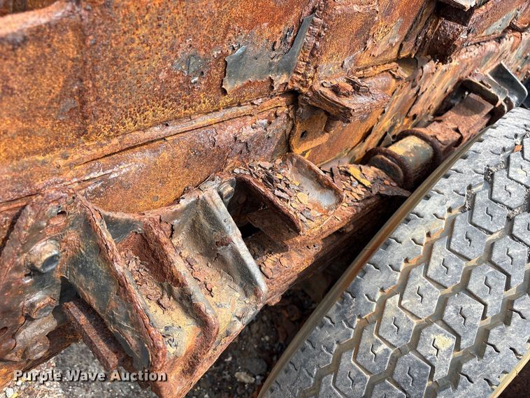 image for item ET8663 1990 International 4900 truck cab and chassis