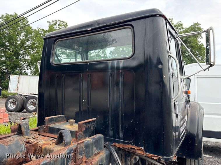 image for item ET8663 1990 International 4900 truck cab and chassis