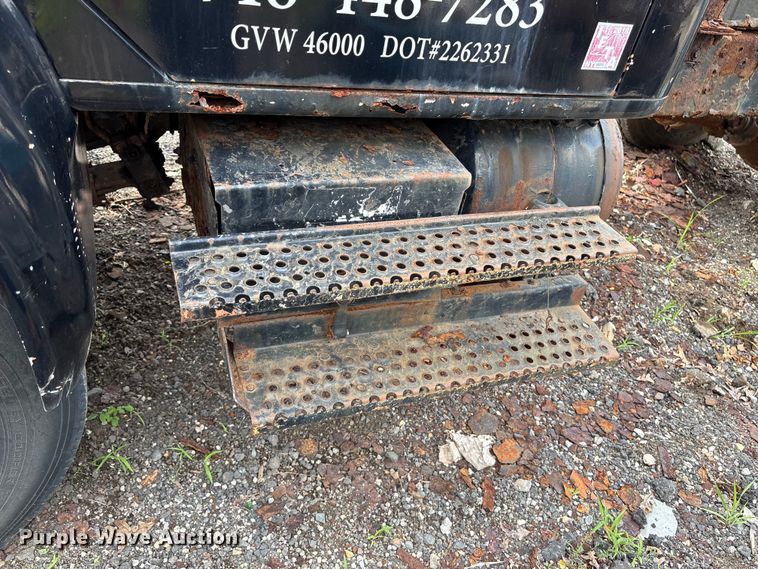 image for item ET8663 1990 International 4900 truck cab and chassis