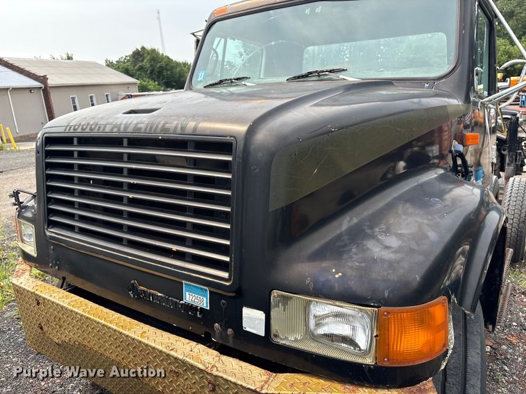 image for item ET8663 1990 International 4900 truck cab and chassis