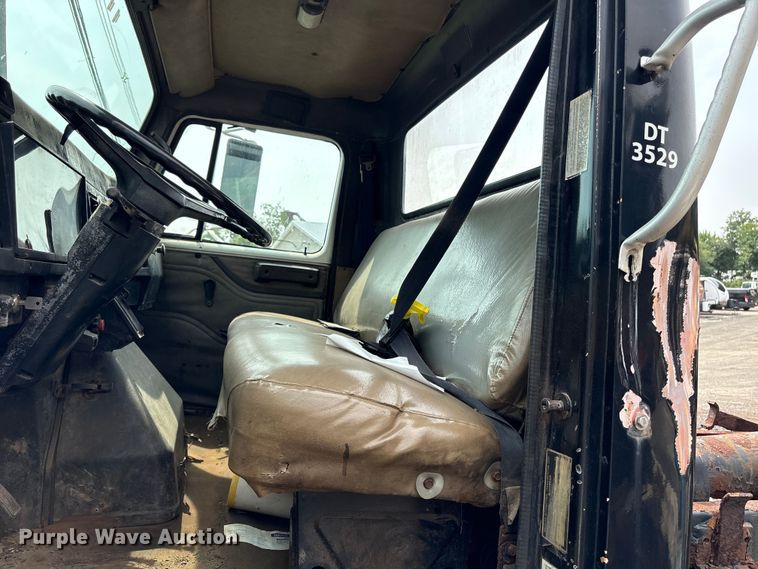 image for item ET8663 1990 International 4900 truck cab and chassis