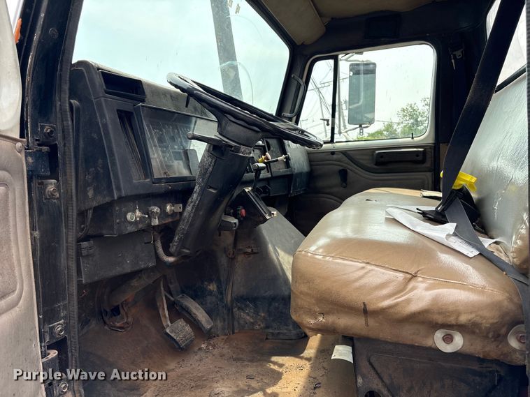 image for item ET8663 1990 International 4900 truck cab and chassis