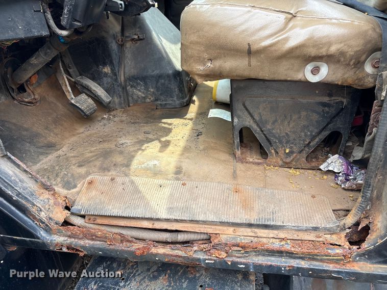 image for item ET8663 1990 International 4900 truck cab and chassis