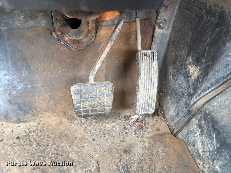 image for item ET8663 1990 International 4900 truck cab and chassis