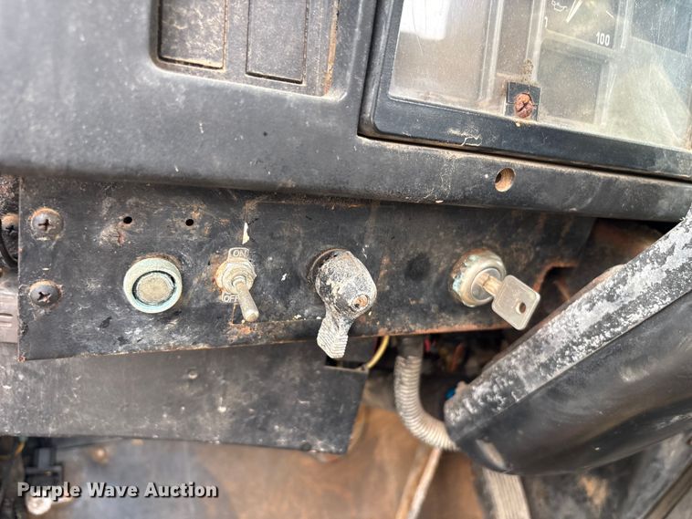 image for item ET8663 1990 International 4900 truck cab and chassis