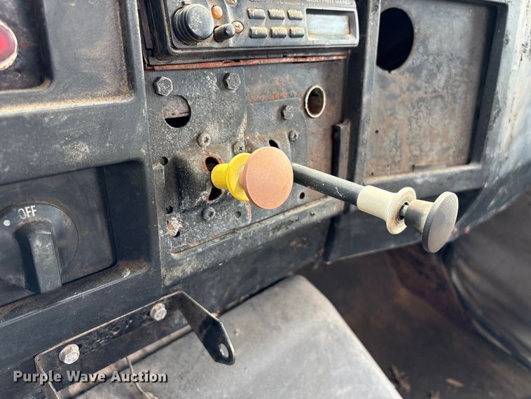 image for item ET8663 1990 International 4900 truck cab and chassis