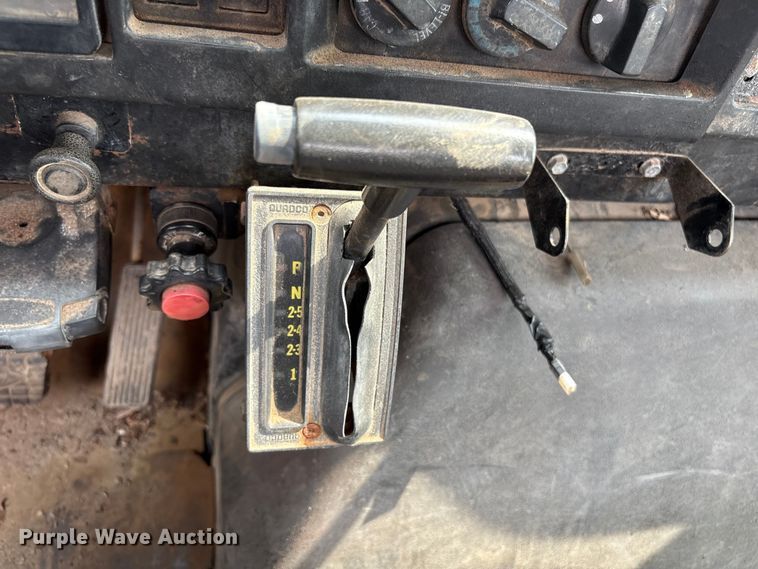 image for item ET8663 1990 International 4900 truck cab and chassis