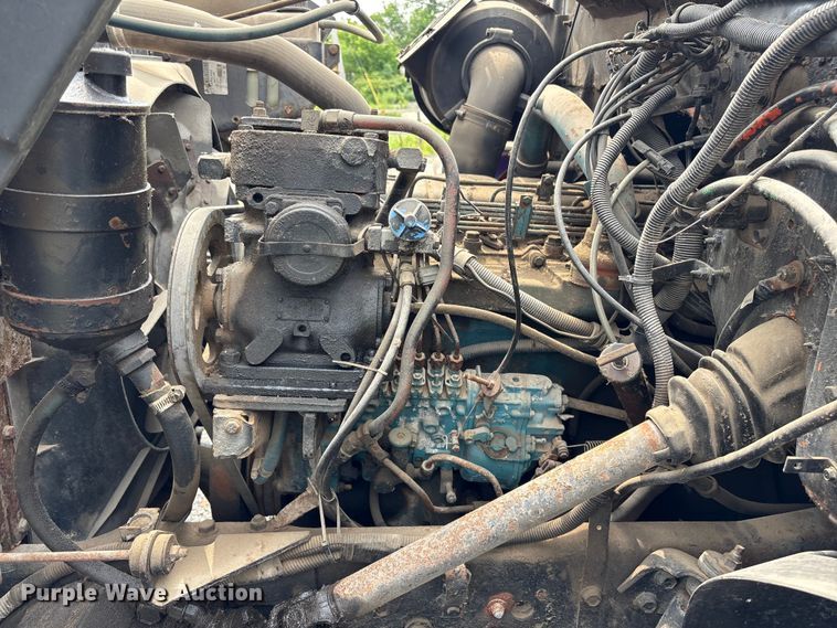 image for item ET8663 1990 International 4900 truck cab and chassis