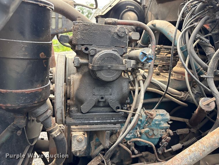 image for item ET8663 1990 International 4900 truck cab and chassis