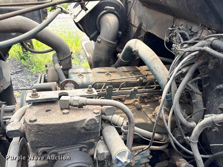 image for item ET8663 1990 International 4900 truck cab and chassis