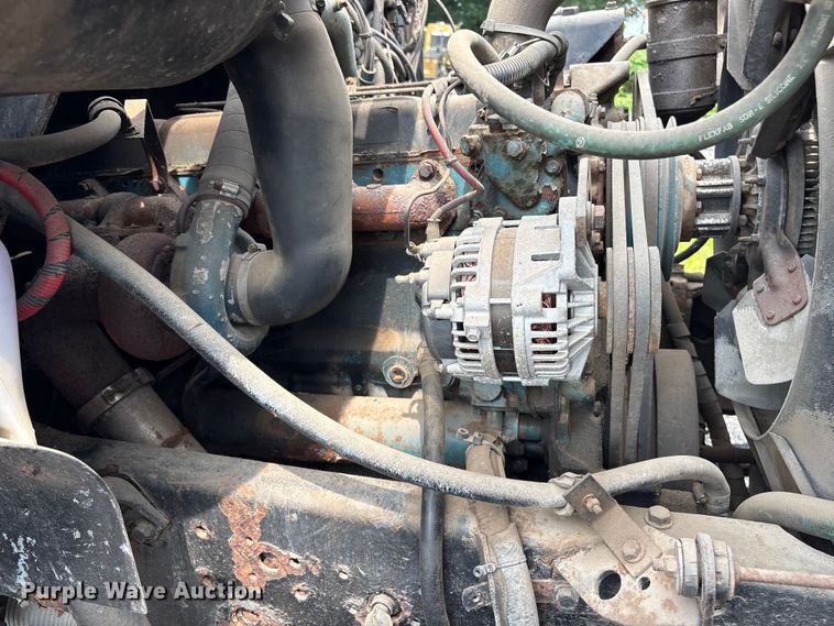image for item ET8663 1990 International 4900 truck cab and chassis