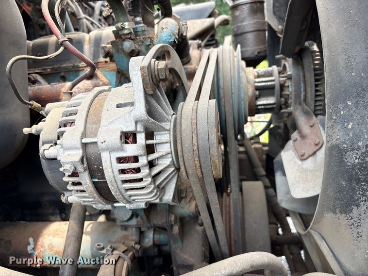 image for item ET8663 1990 International 4900 truck cab and chassis