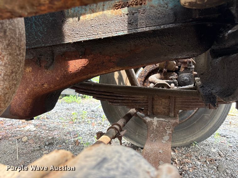image for item ET8663 1990 International 4900 truck cab and chassis
