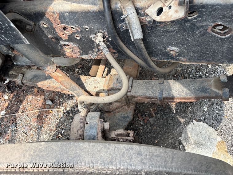 image for item ET8663 1990 International 4900 truck cab and chassis