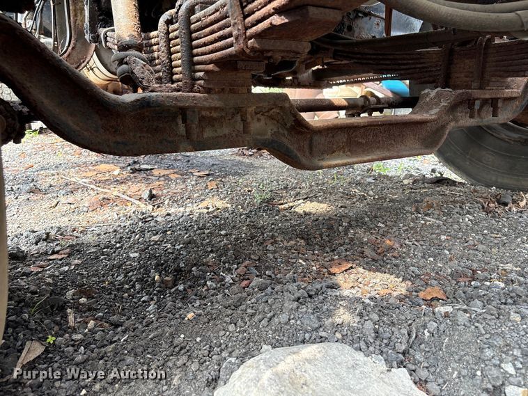 image for item ET8663 1990 International 4900 truck cab and chassis