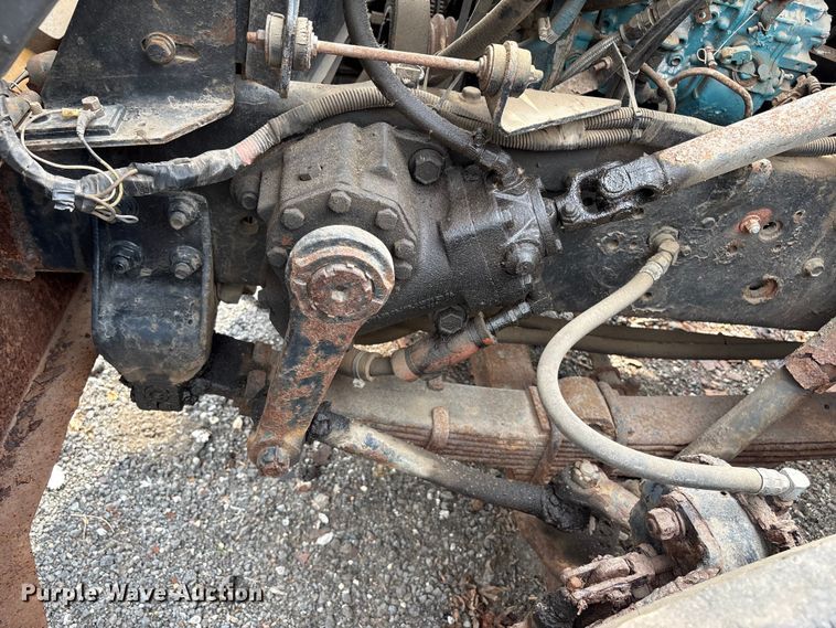 image for item ET8663 1990 International 4900 truck cab and chassis