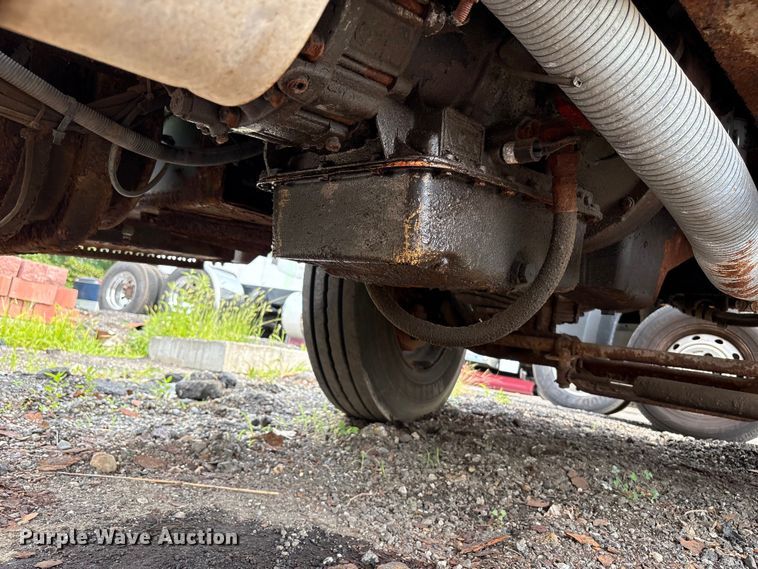 image for item ET8663 1990 International 4900 truck cab and chassis