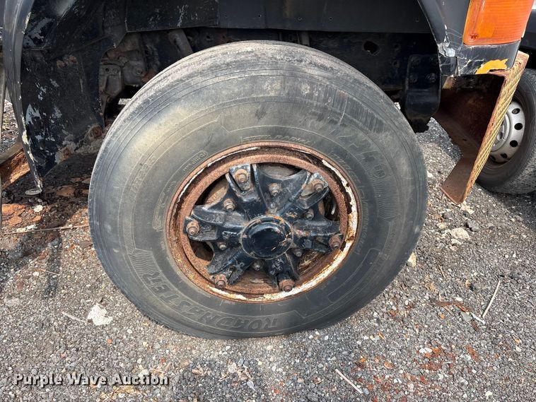 image for item ET8663 1990 International 4900 truck cab and chassis