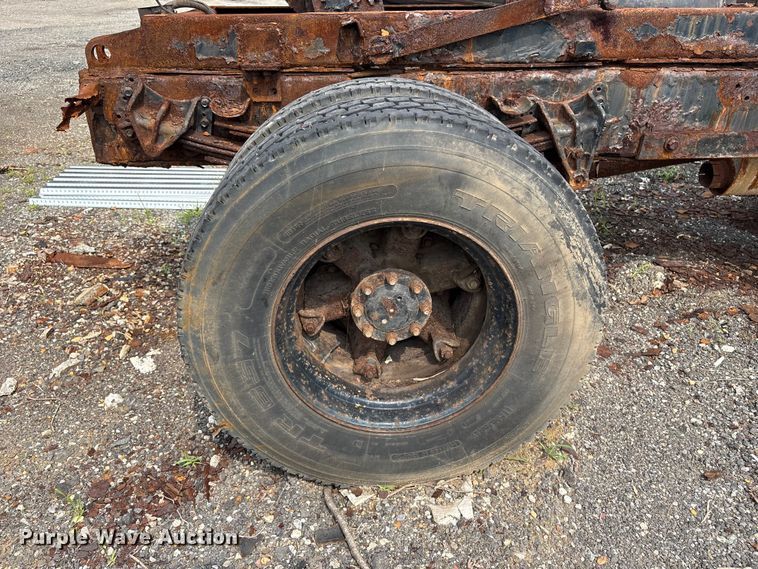 image for item ET8663 1990 International 4900 truck cab and chassis