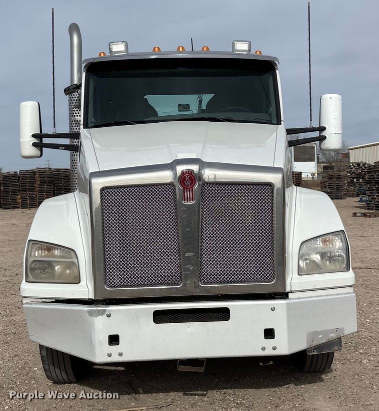 image for item EU4861 2019 Kenworth T880 semi truck