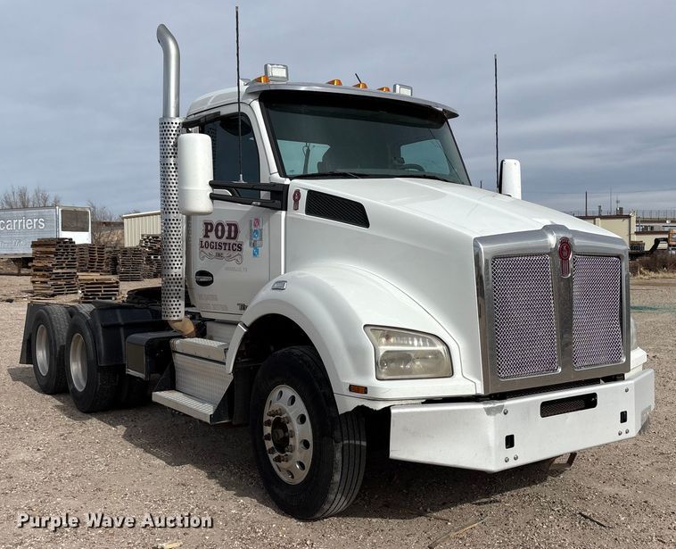 image for item EU4861 2019 Kenworth T880 semi truck
