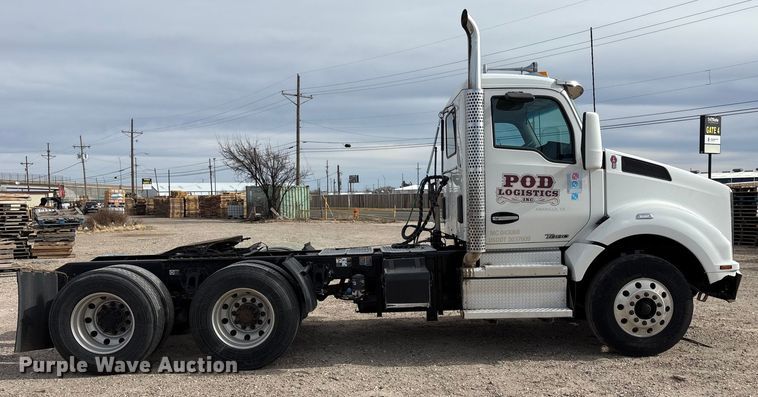 image for item EU4861 2019 Kenworth T880 semi truck