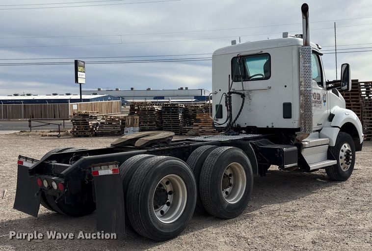 image for item EU4861 2019 Kenworth T880 semi truck