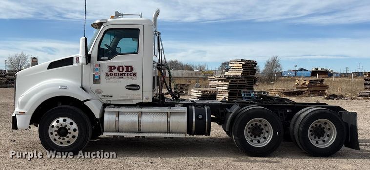 image for item EU4861 2019 Kenworth T880 semi truck