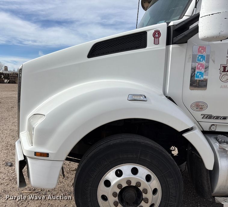 image for item EU4861 2019 Kenworth T880 semi truck