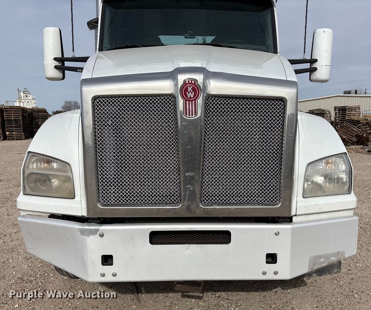 image for item EU4861 2019 Kenworth T880 semi truck