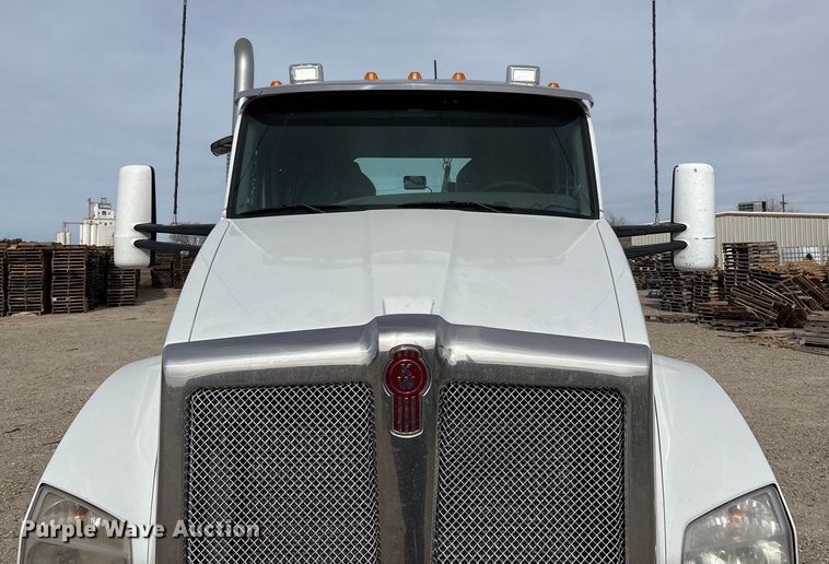 image for item EU4861 2019 Kenworth T880 semi truck