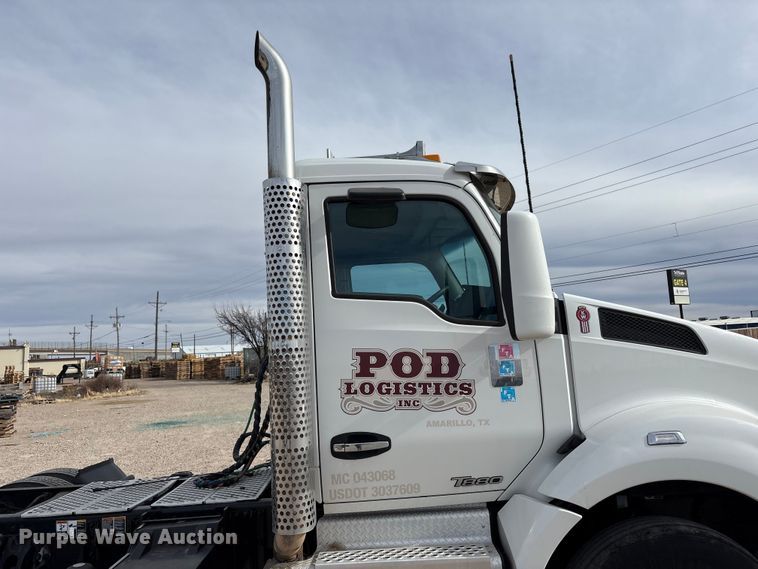 image for item EU4861 2019 Kenworth T880 semi truck