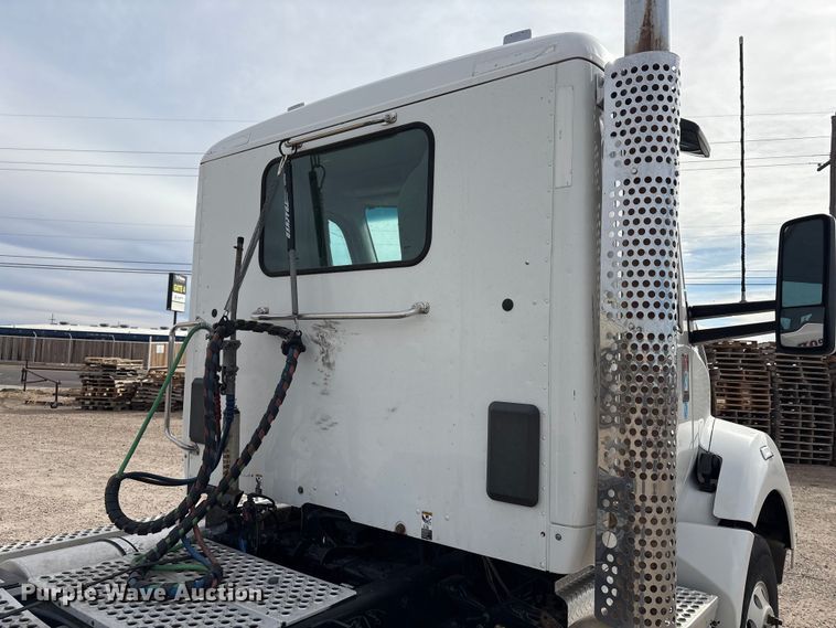 image for item EU4861 2019 Kenworth T880 semi truck