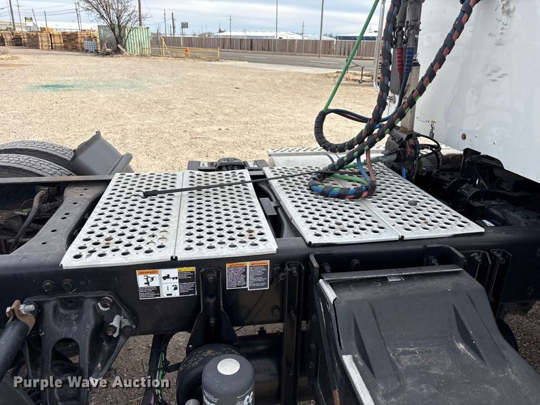 image for item EU4861 2019 Kenworth T880 semi truck