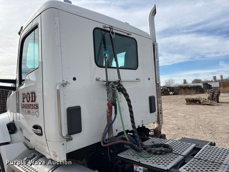 image for item EU4861 2019 Kenworth T880 semi truck