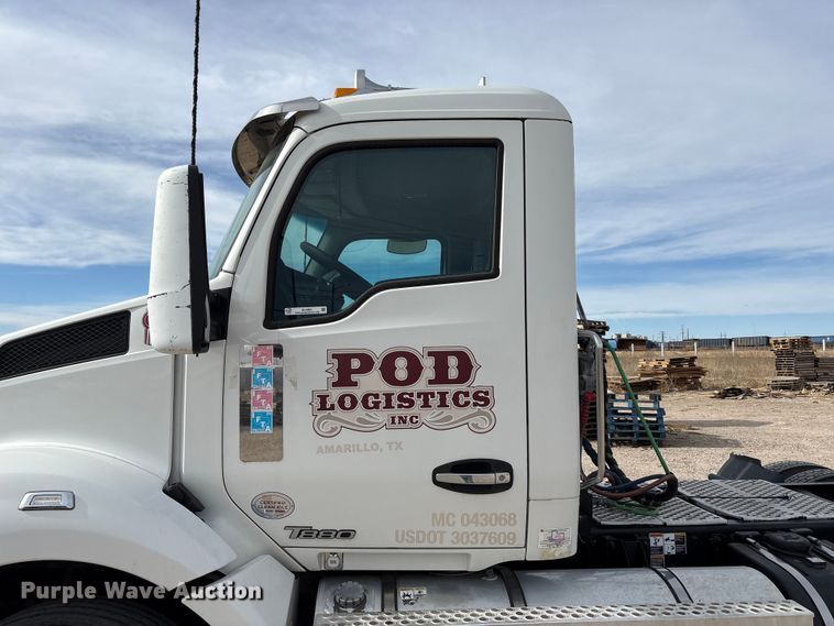 image for item EU4861 2019 Kenworth T880 semi truck