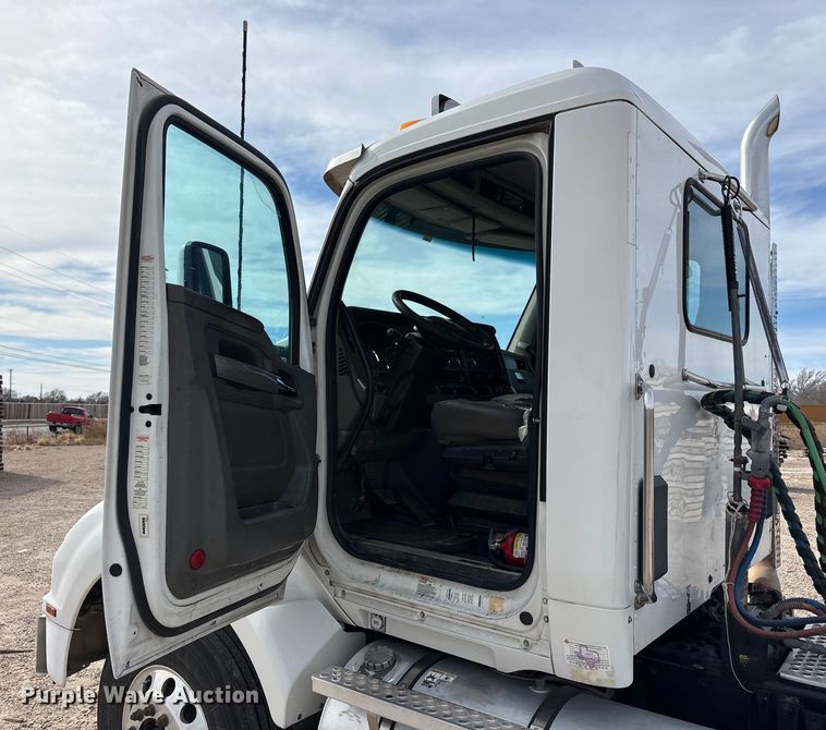 image for item EU4861 2019 Kenworth T880 semi truck