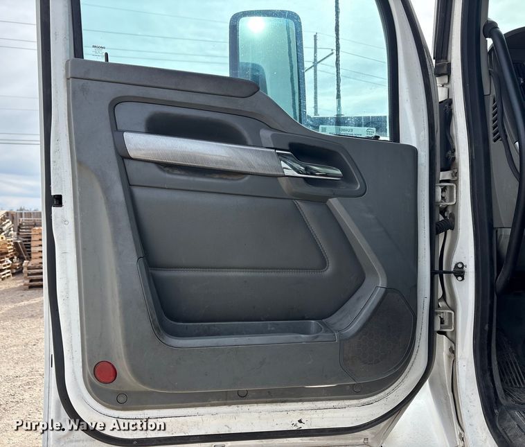 image for item EU4861 2019 Kenworth T880 semi truck