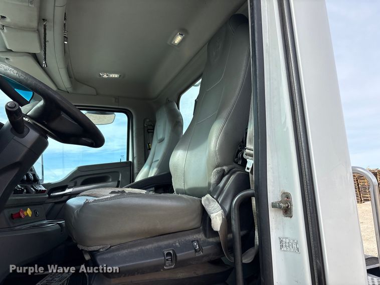 image for item EU4861 2019 Kenworth T880 semi truck