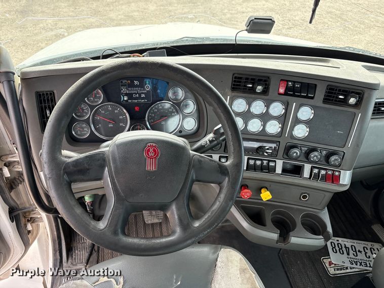 image for item EU4861 2019 Kenworth T880 semi truck