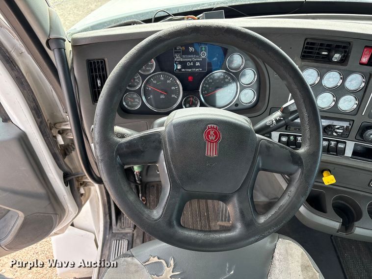image for item EU4861 2019 Kenworth T880 semi truck