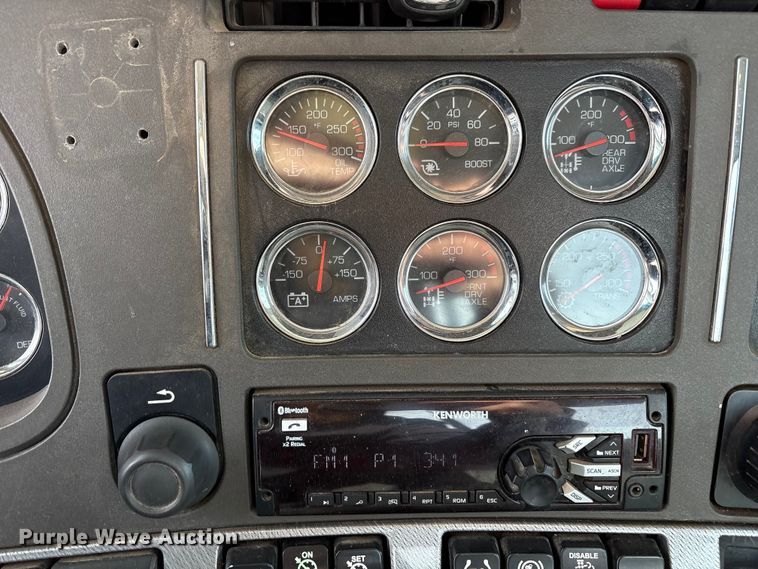 image for item EU4861 2019 Kenworth T880 semi truck