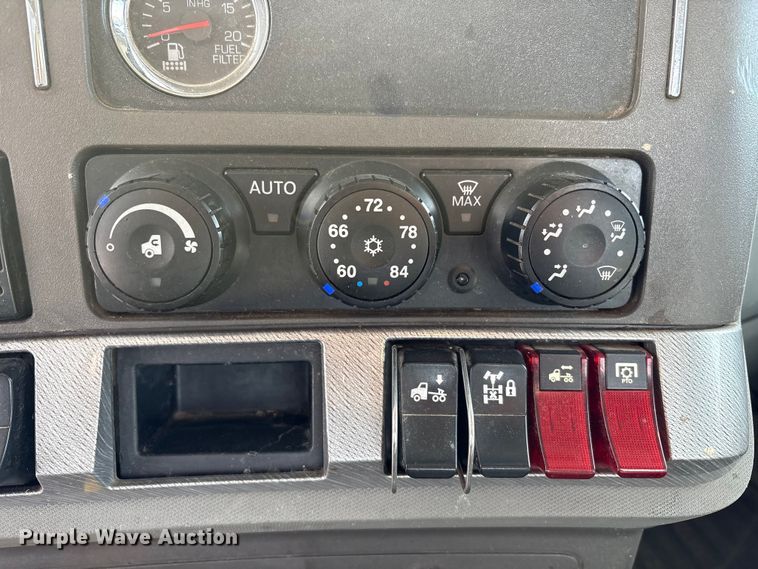 image for item EU4861 2019 Kenworth T880 semi truck